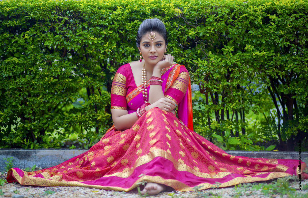 Anchor Sreemukhi Photoshoot Stills In Pink Half Saree