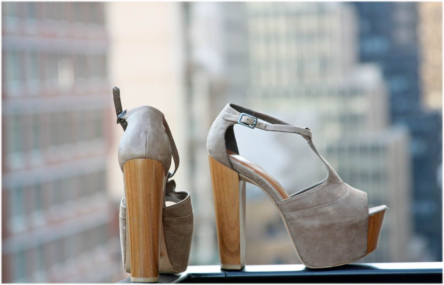 http://3.bp.blogspot.com/-sHbsG1VCy24/T9IJ4ER8h5I/AAAAAAAAB6I/lHYArk-NtrA/s1600/jessica+simpson+nude+wood+platform+heels+3.jpg