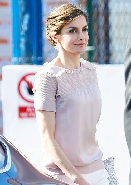 Queen Letizia wore Hugo Boss trousers, Hugo Boss blouse and Uterque shoes. Queen wore TOUS Beethoven Earrings. Canary Islands