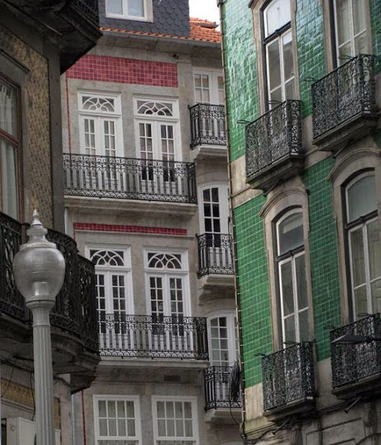esquina com vários pormenores de fachadas na cidade do Porto