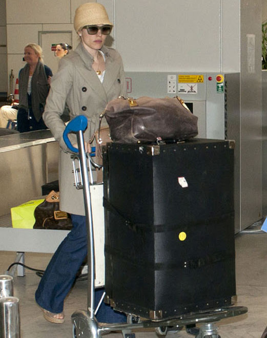 Photo : カンヌ国際映画祭に冷蔵庫みたいなスーツケーツのすごい荷物でやって来たレイチェル・マクアダムス ! !
