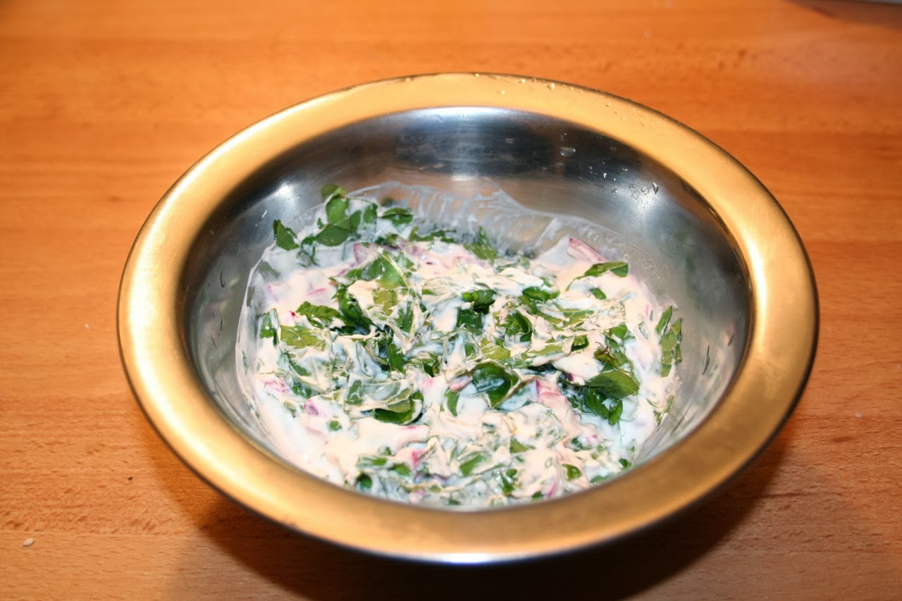 Joghurtdip mit Zwiebeln und Minze