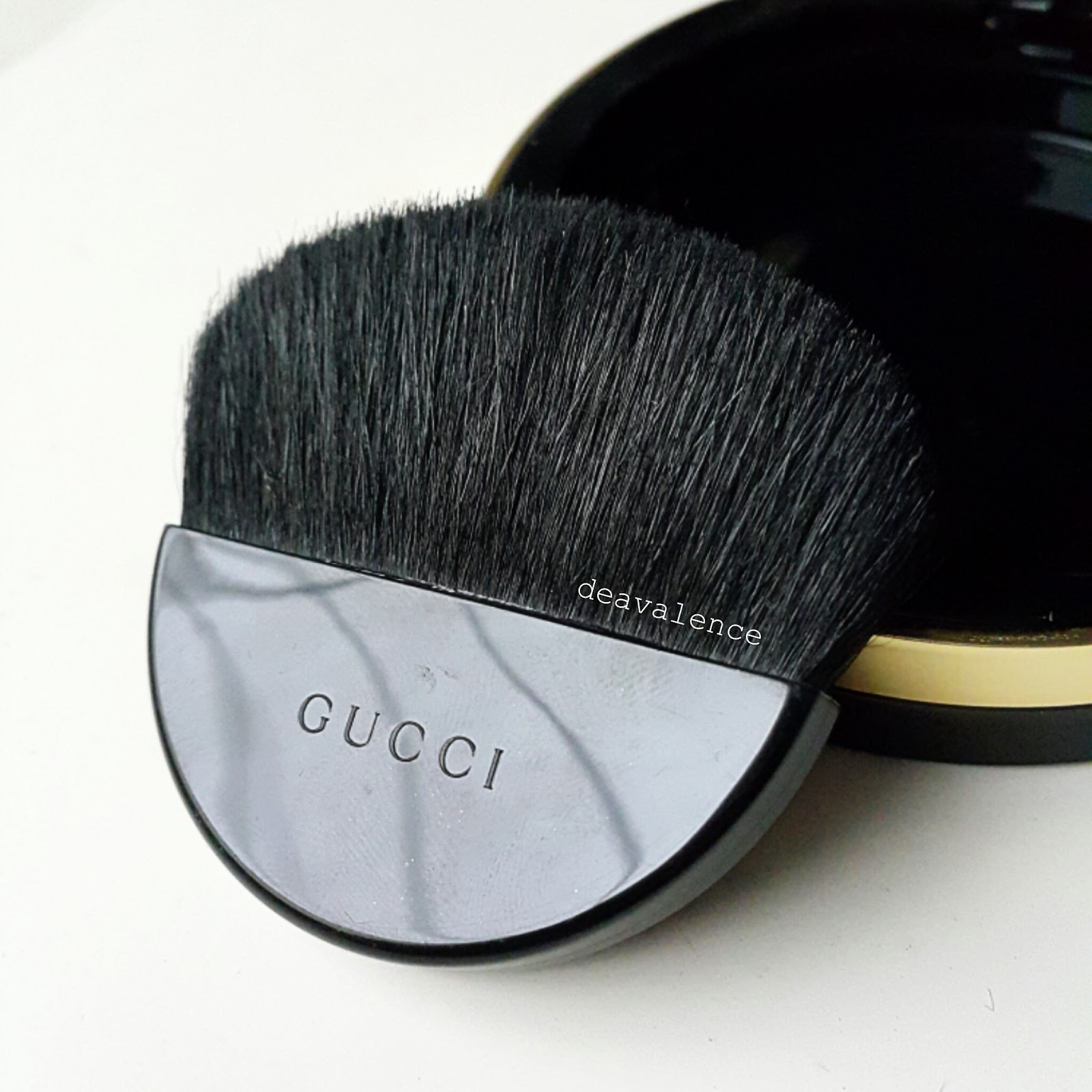 deavalence Gucci Luxe Finishing Powder