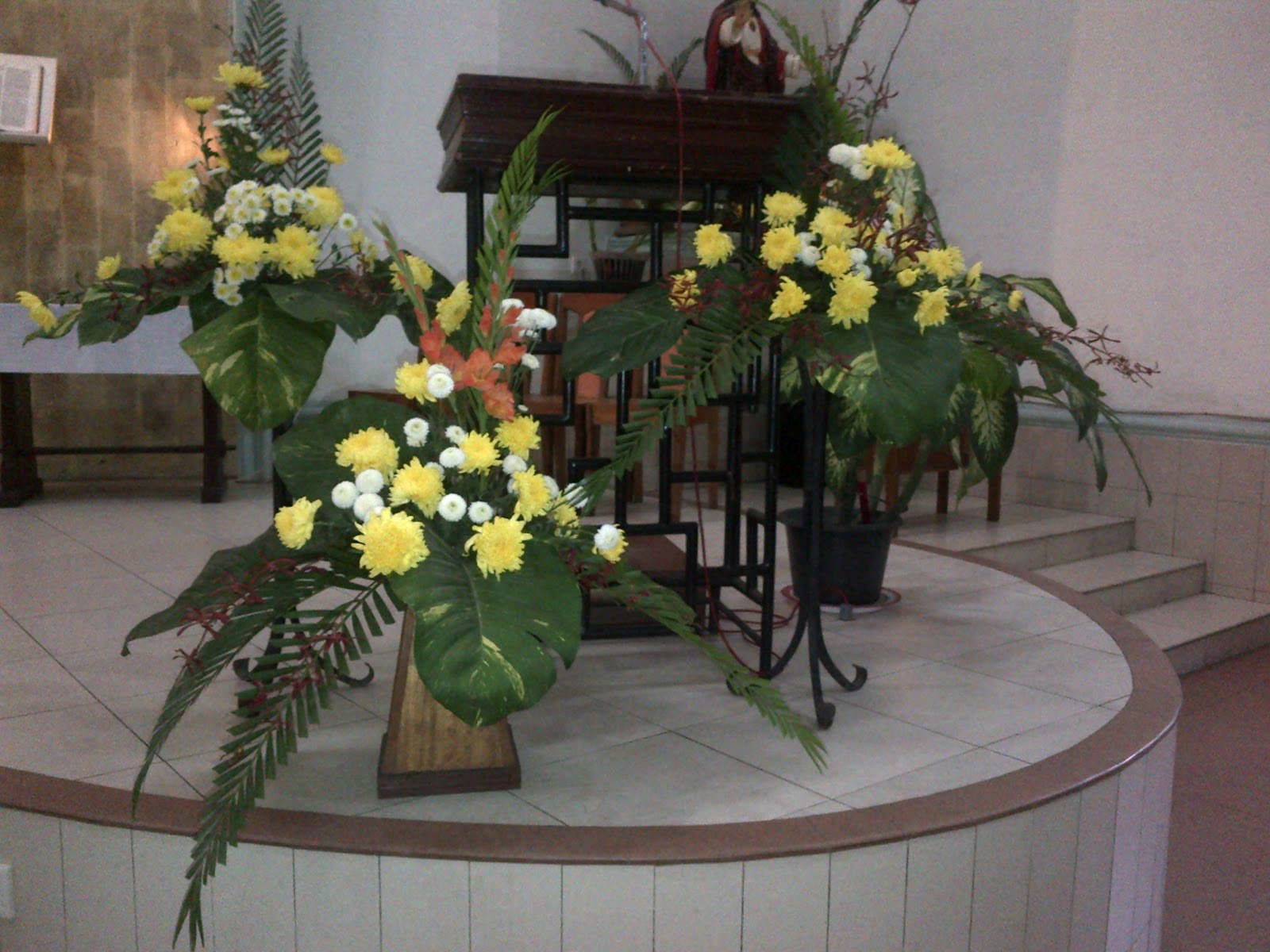 MARI BERKREASI beraneka rangkaian  bunga  di paroki st 