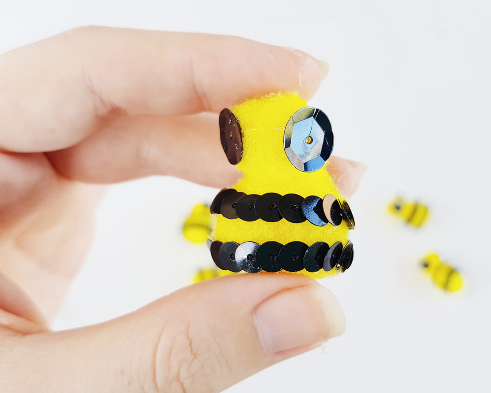 DIY Easy Pom Pom Bumble Bee Craft tutorial Now thats Peachy