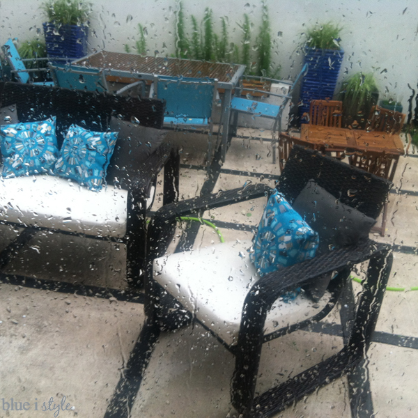 {diy with style} The NoSew Way to Reupholster Outdoor Cushions Blue