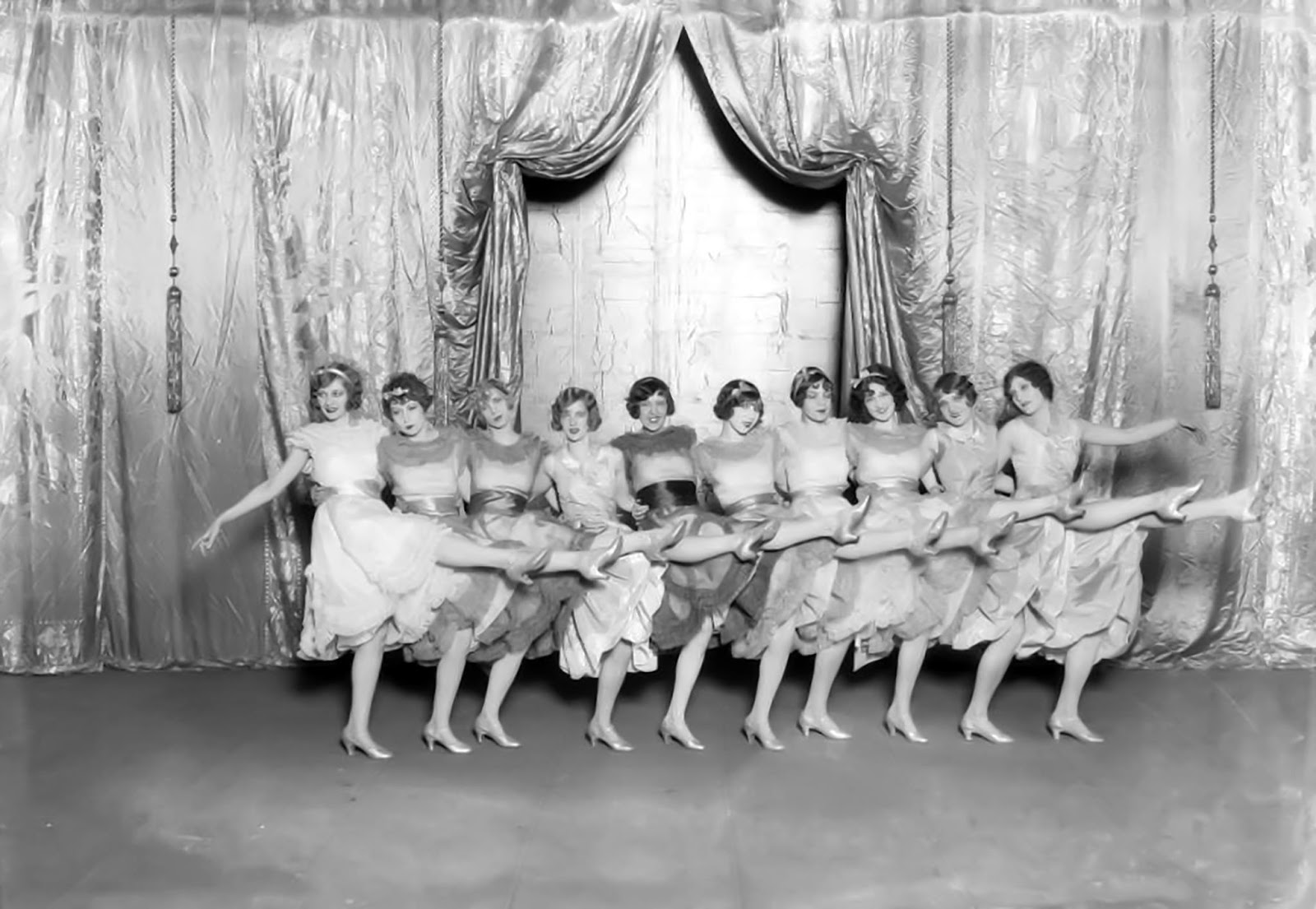 1931 Back Stage PHOTO of Chorus Girls 