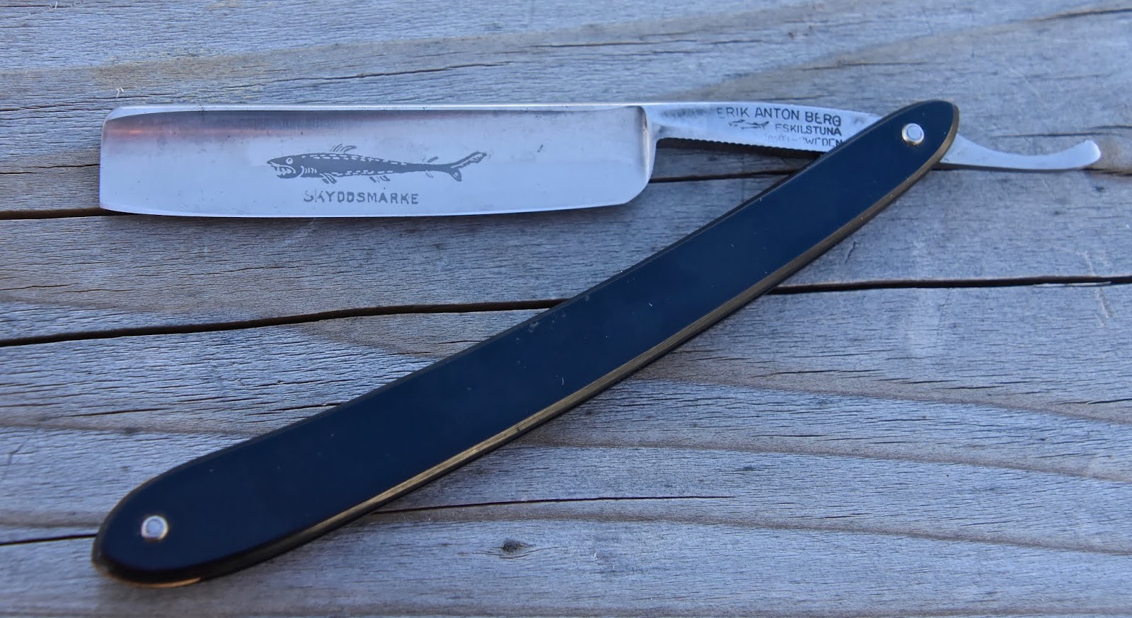 daily timewaster Straight Razor