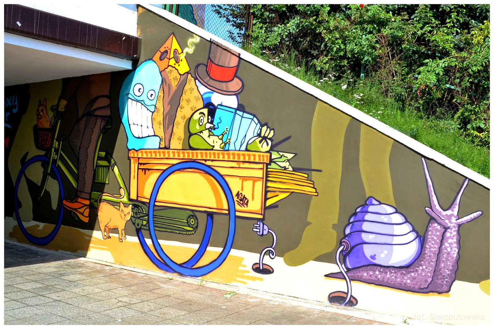 Wiur i Foxy - murale w Gdyni Orłowie
