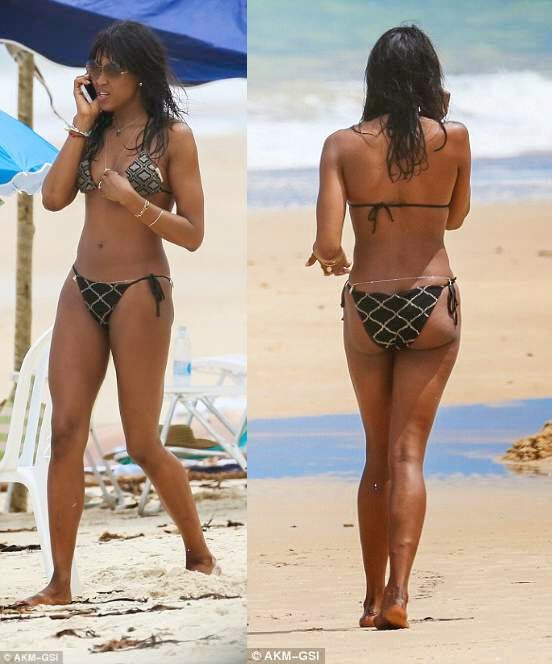 Naomi Campell shows off perfect booty in hot bikini (Photos) .
