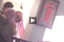 مختل عقلي يصعد منبر مسجد بالعربية السعودية 