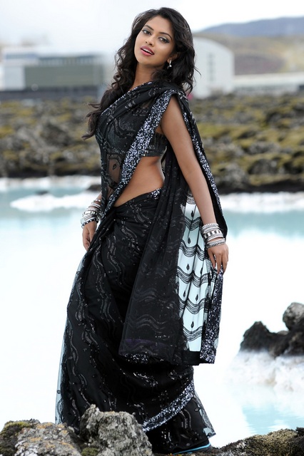 The Funtoosh Page Have Funbath Amala Paul Spicy Navel Show In Saree