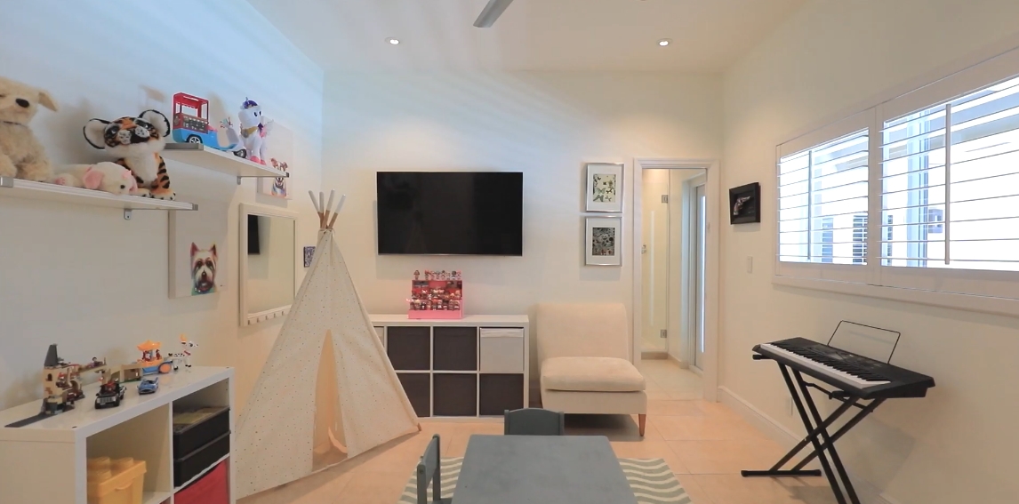 36 Interior Design Photos vs. 6390 SW 112th St, Pinecrest, FL
