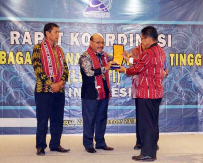 Rakor LLDIKTI Beri Dampak Positif Bagi PT Di Malra Langgur, Malukupost.com - Rapat Koordinasi (Rakor) Lembaga Layanan Pendidikan Tinggi (LL DIKTI) se- Indonesia di Kabupaten Maluku Tenggara (Malra) memberi dampak positif bagi perguruan tinggi (PT) di daerah tersebut dan Indonesia secara umum. Wakil Bupati Malra, Petrus Beruatwarin dalam sambutannya pada rapat itu, yang dipusatkan di Ballroom Hotel Vilia Langgur, Kamis (22/11) malam, mengungkapkan, kegiatan tersebut pasti memberikan dampak pada meningkatnya kapasitas dan kualitas pengelolaan pendidikan tinggi seluruh Indonesia dan lebih khusus di Malra.