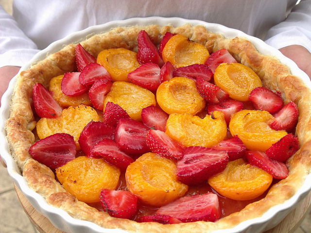 TARTA  CU CAISE SI CAPSUNE (APRICOT AND STRAWBERRY TART)