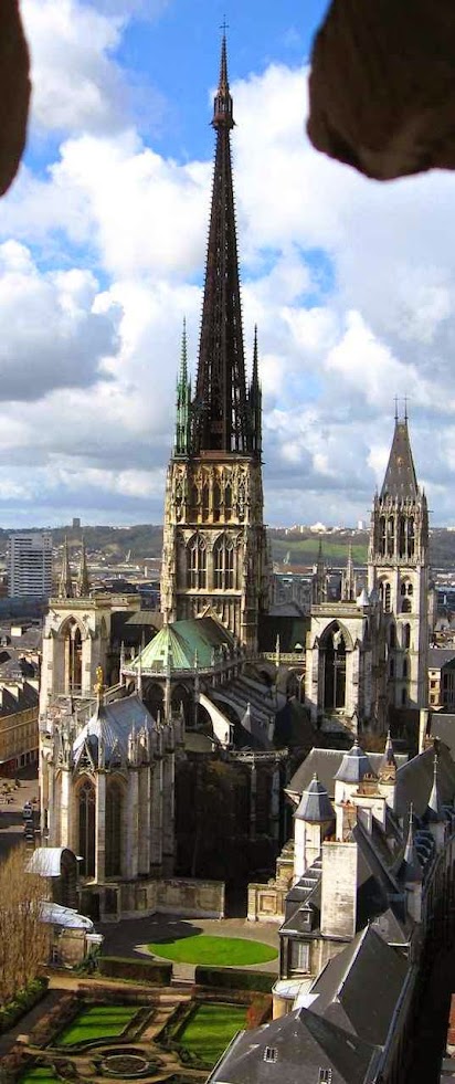 O campanário da catedral de Rouen, França  é o da direita.  A torre mais alta é a chamada 'lanterne'