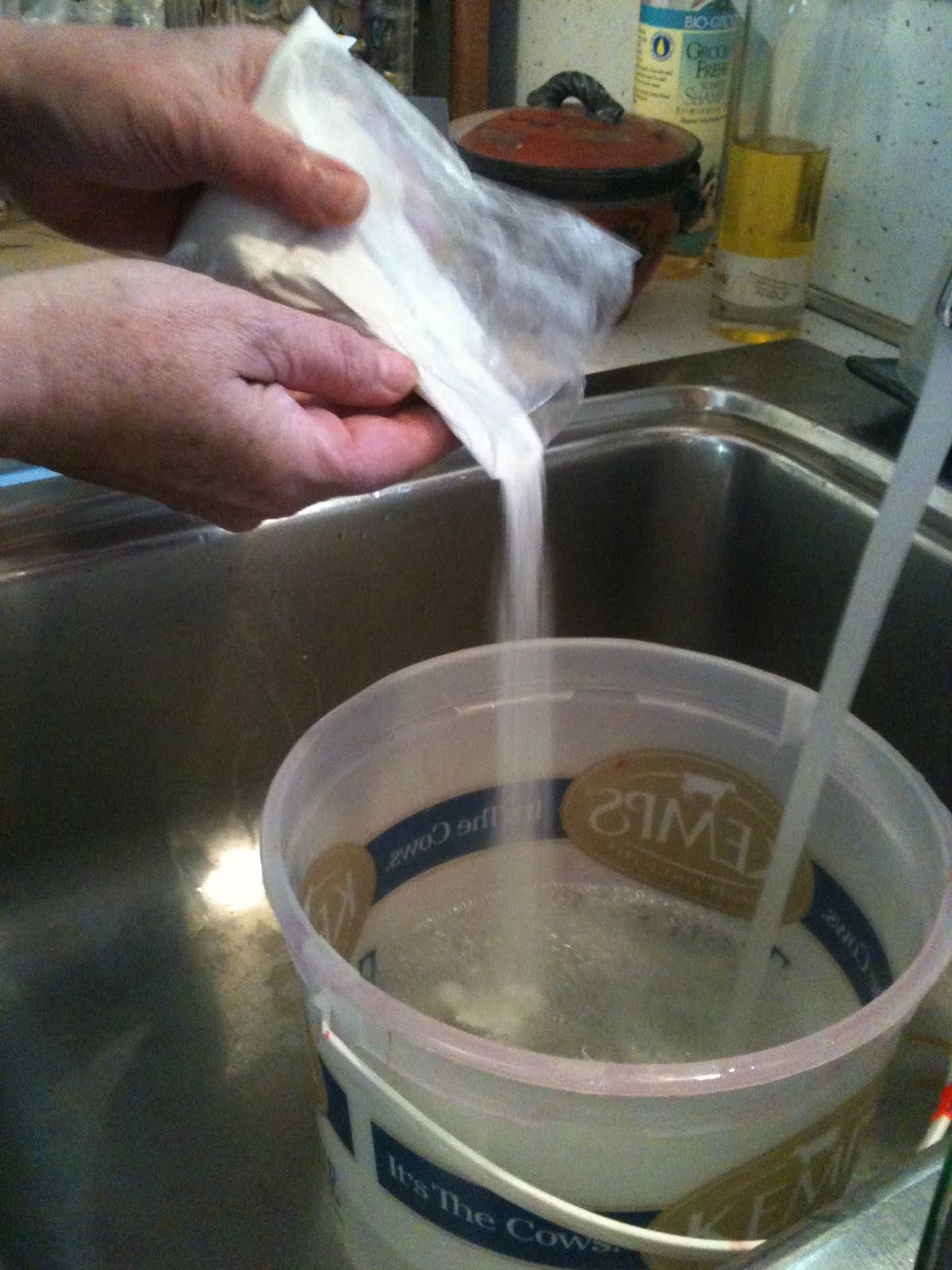 клей обойный ведро. борную кислоту в обойный клей. консистенция обойного клея. какая консистенция обойного клея. смесь опилок и обойного клея.