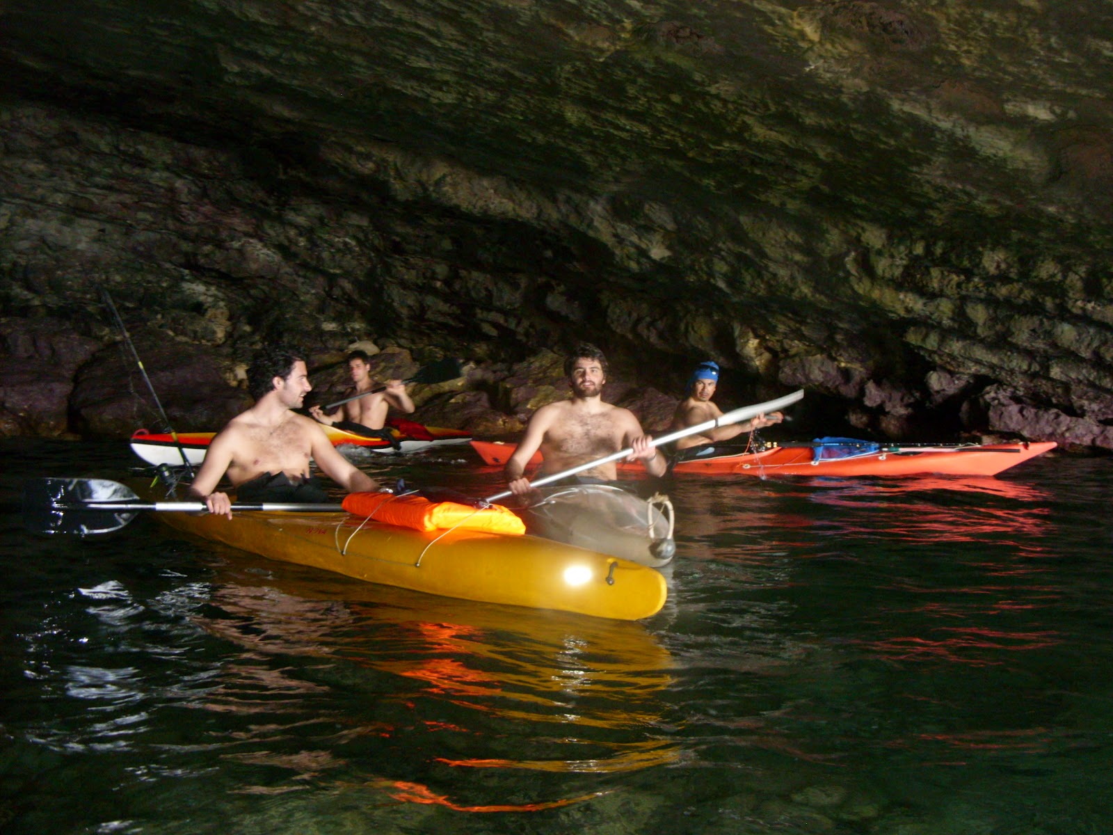 Kayaking Club Avola Sicily Escursione in Kayak in Sicilia nella grotta