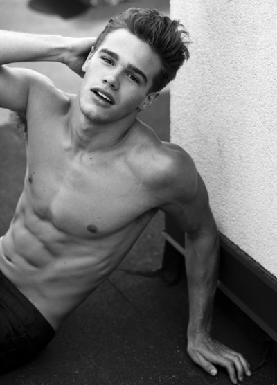 GORGEOUS MEN: Tucker Des Lauriers