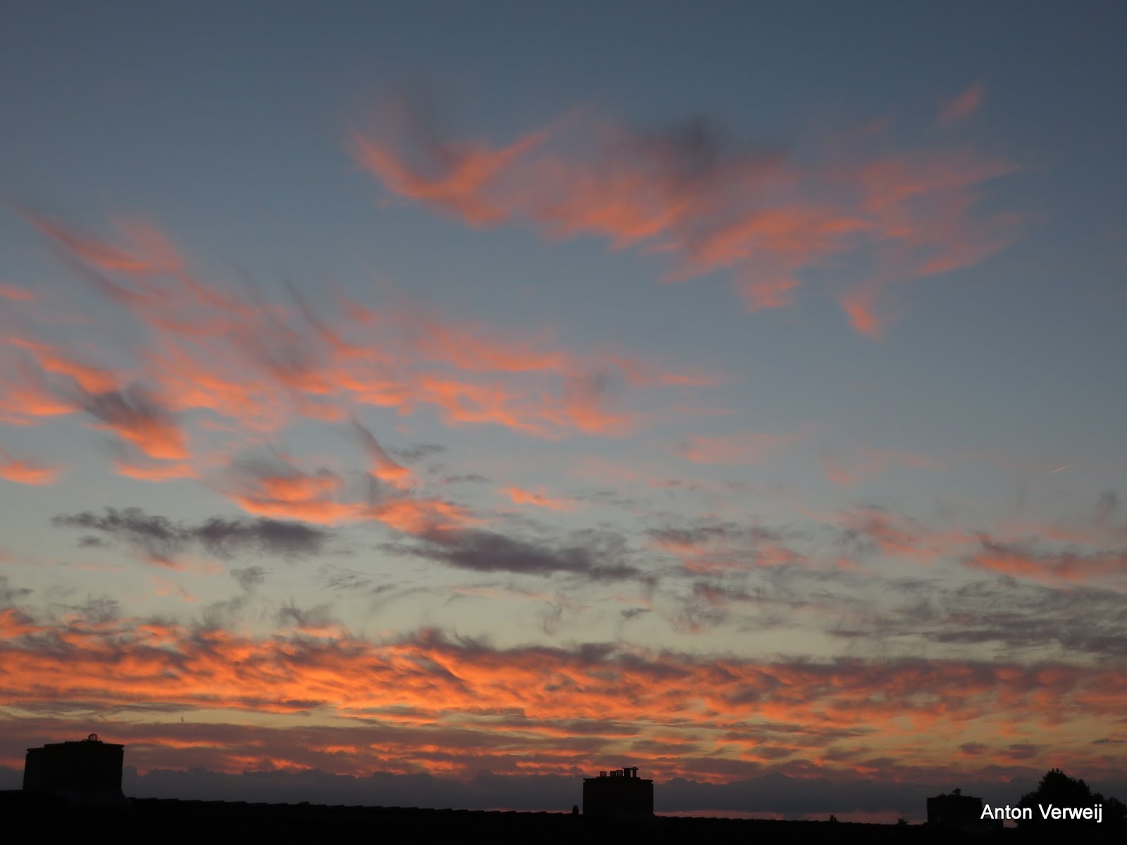 God is in de stilte: En boven de daken het lied van de wolken