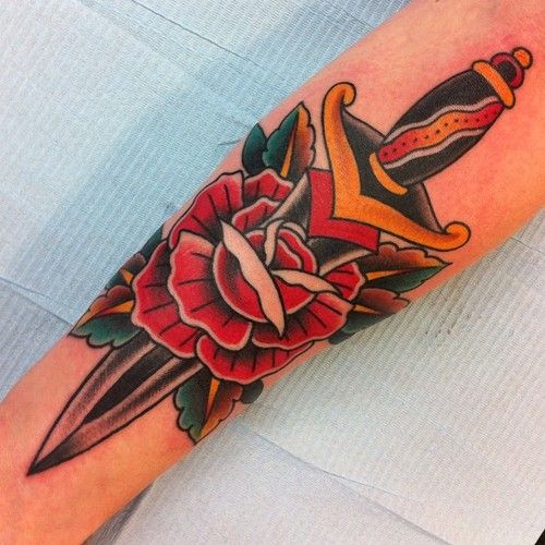 tatuajes de cuchillos y puñales y su significado