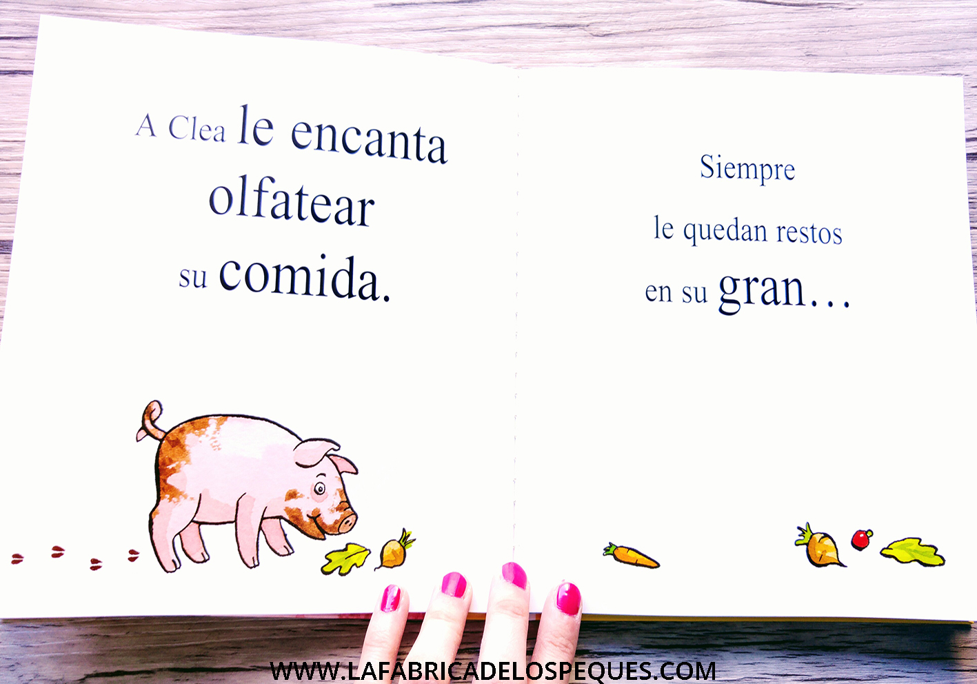 la cerdita clea con peluche