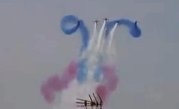 Τανάγρα: Αεροσκάφη δημιούργησαν "έργο τέχνης" στον ουρανό! (ΒΙΝΤΕΟ)