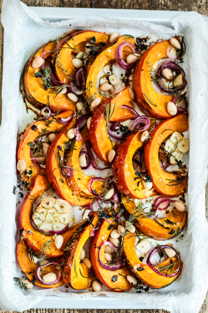 Die Glücklichmacherei: Herbstliebe ♡ 〖Ofenkürbis mit Kräutern und Mandeln〗 Die Glücklichmacherei: Herbstliebe ♡ 〖Ofenkürbis mit Kräutern und Mandeln〗