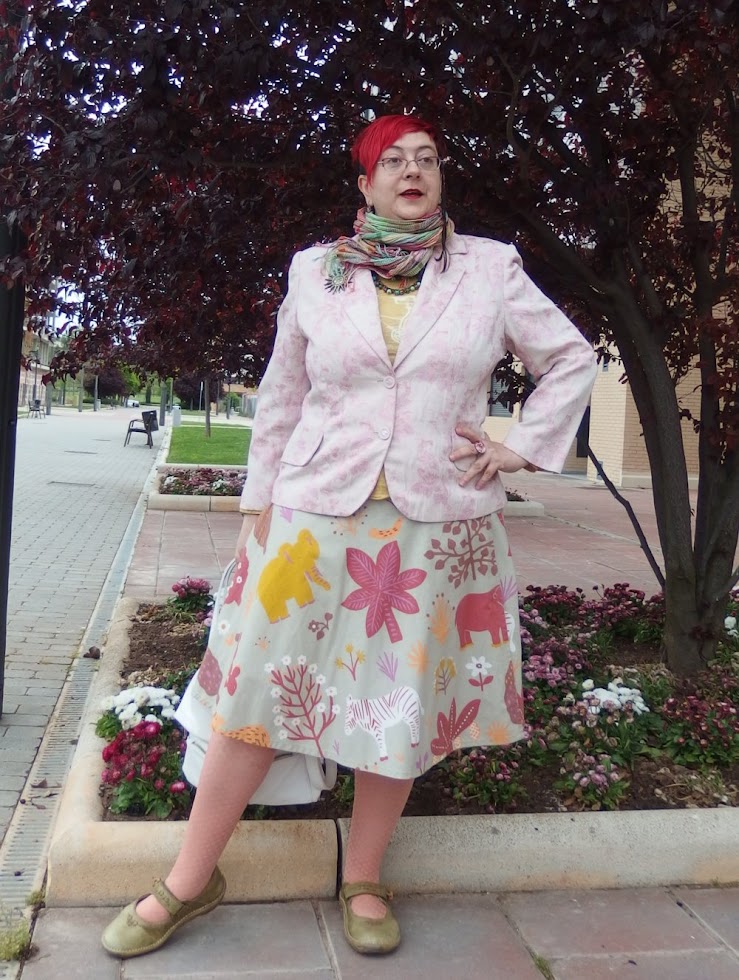 Señora Allnut: brocade pink jacket (2)