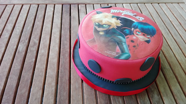 tarta lady bug Tarta decorada amb motius de Lady Bug i Cat Noir