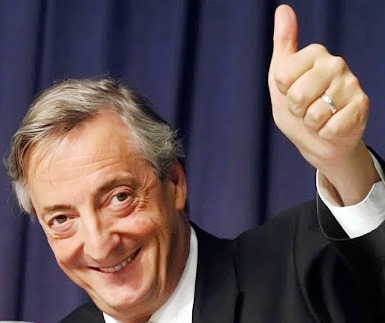 Néstor Kirchner Foto de Nestor Kirchner saludando con la mano