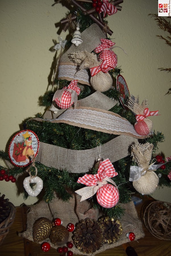 árbol de navidad con adornos rústicos