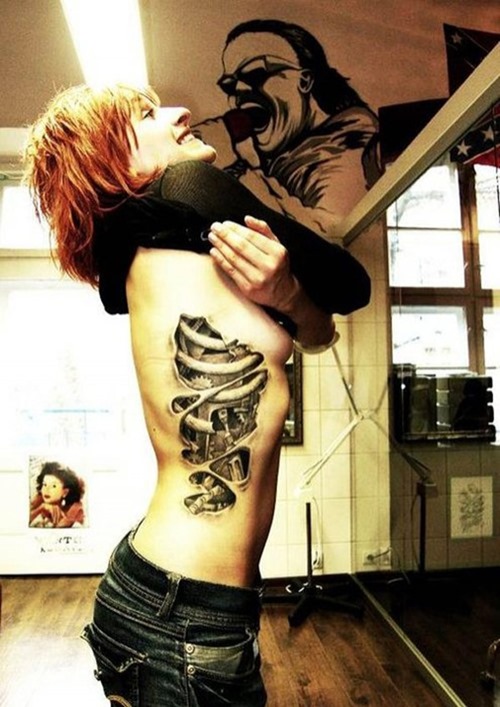 modelo nos enseña su tatuaje, es un tatuaje de estilo geek