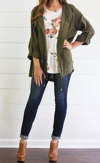 Everyday look | Floral top, neutral wedges, skinny jeans and khaki ...