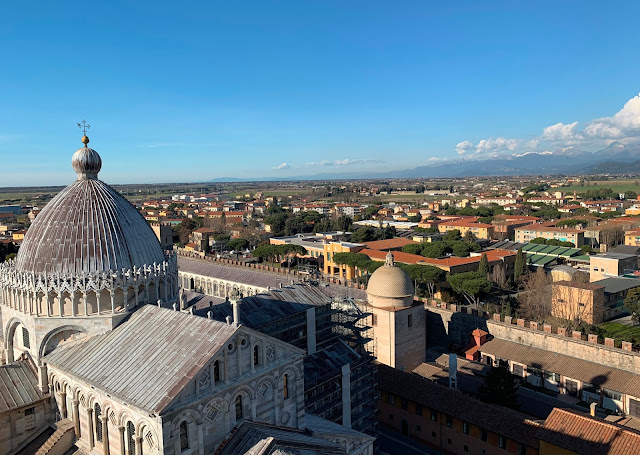 Blick nach unten vom schiefen Turm von Pisa