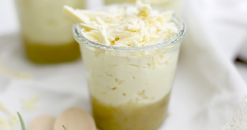 Weiße Schokomousse mit Birnen-Rosmarin-Püree als Dessert zum White ...