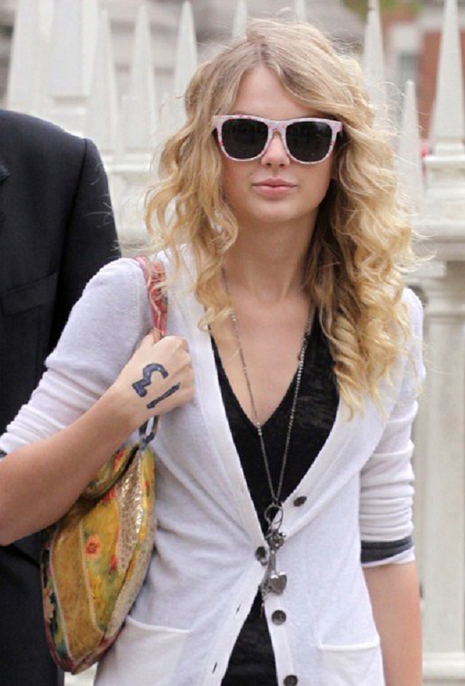 Тейлор тейлор лондон. Тейлор Свифт Sunglasses. Tay ban Wayfarer. Taylor Swift in Sunglasses. Taylor Swift in Glasses.