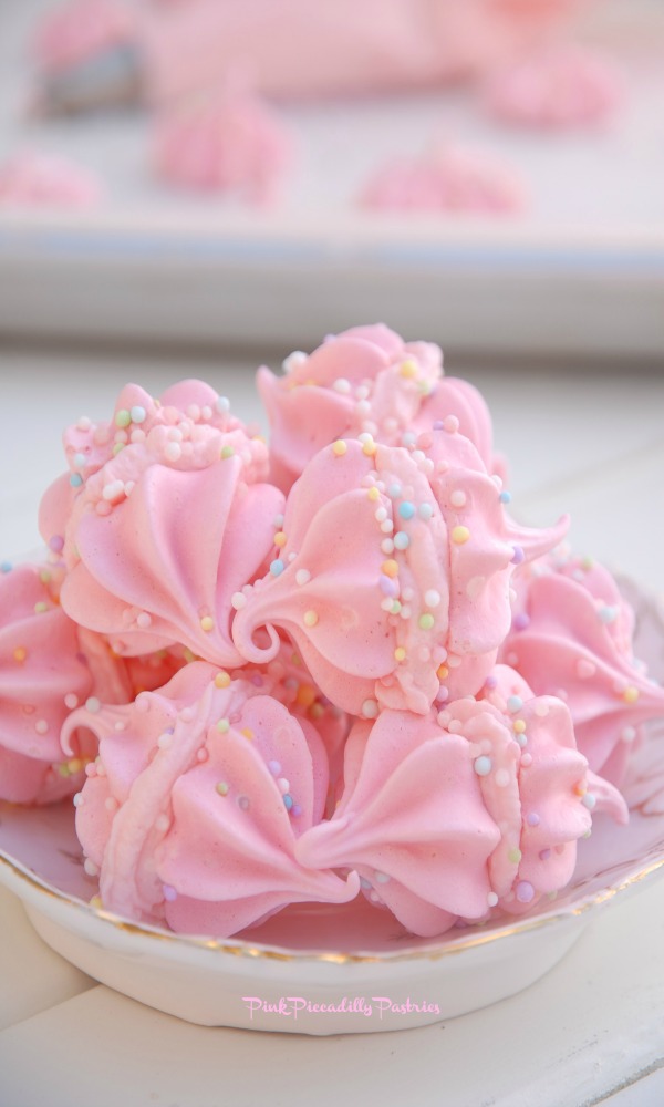 Нежные сладости. Сладости розовый. Розовый десерт. Розовые вкусняшки.