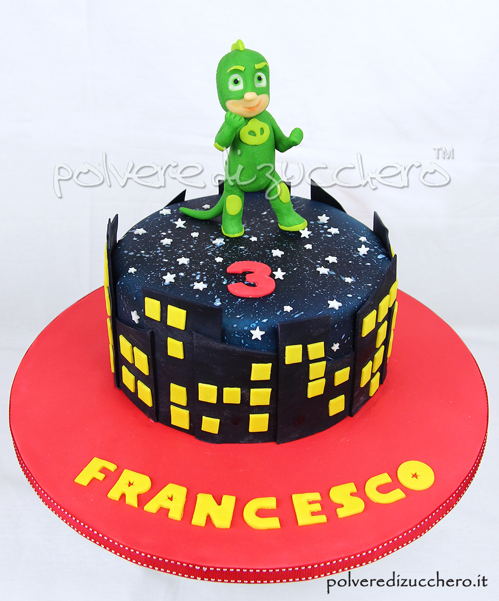torta decorata superpigiamini, pj masks cake: con geko/greg tridimensionale in pasta di zucchero