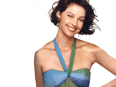 American Actress Ashley Judd Smilling Images