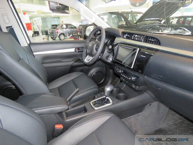 Toyota Hilux 2016 SRV - interior