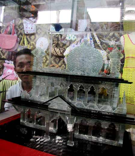 Limbah kaca menjadi peluang usaha seni artistik bernilai Limbah kaca menjadi peluang usaha seni artistik bernilai