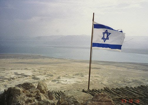 Bandera de Israel en el desierto 