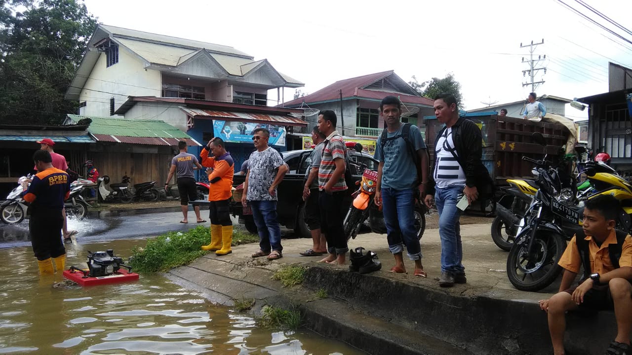 Wakil Bupati Sekadau Aloysius Tinjau Lokasi Banjir Simpang Gg Abadi Jalan Sekadau - Sintang Wakil Bupati Sekadau Aloysius Tinjau Lokasi Banjir Simpang Gg Abadi Jalan Sekadau - Sintang