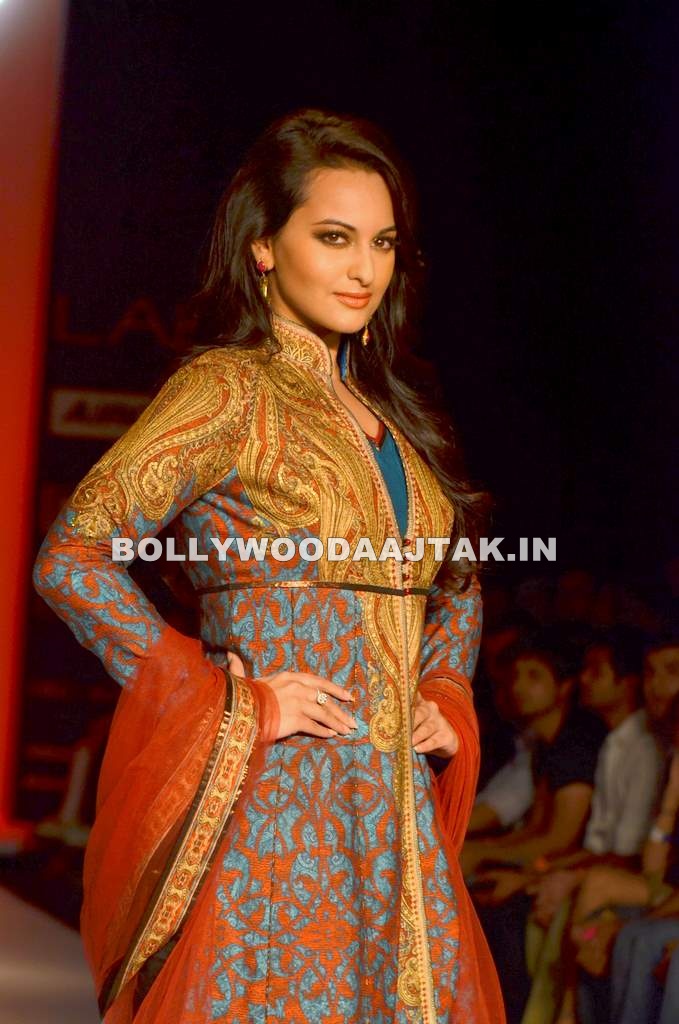 Sonakshi Sinha LF Ramp Walk - Beautiful Sonakshi Sinha Ramp Wak for Kimaya at LFW