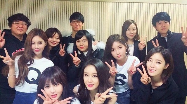 omfatte skole famlende T-ara posed for a group picture with Qri's High School Friends | T-ara World