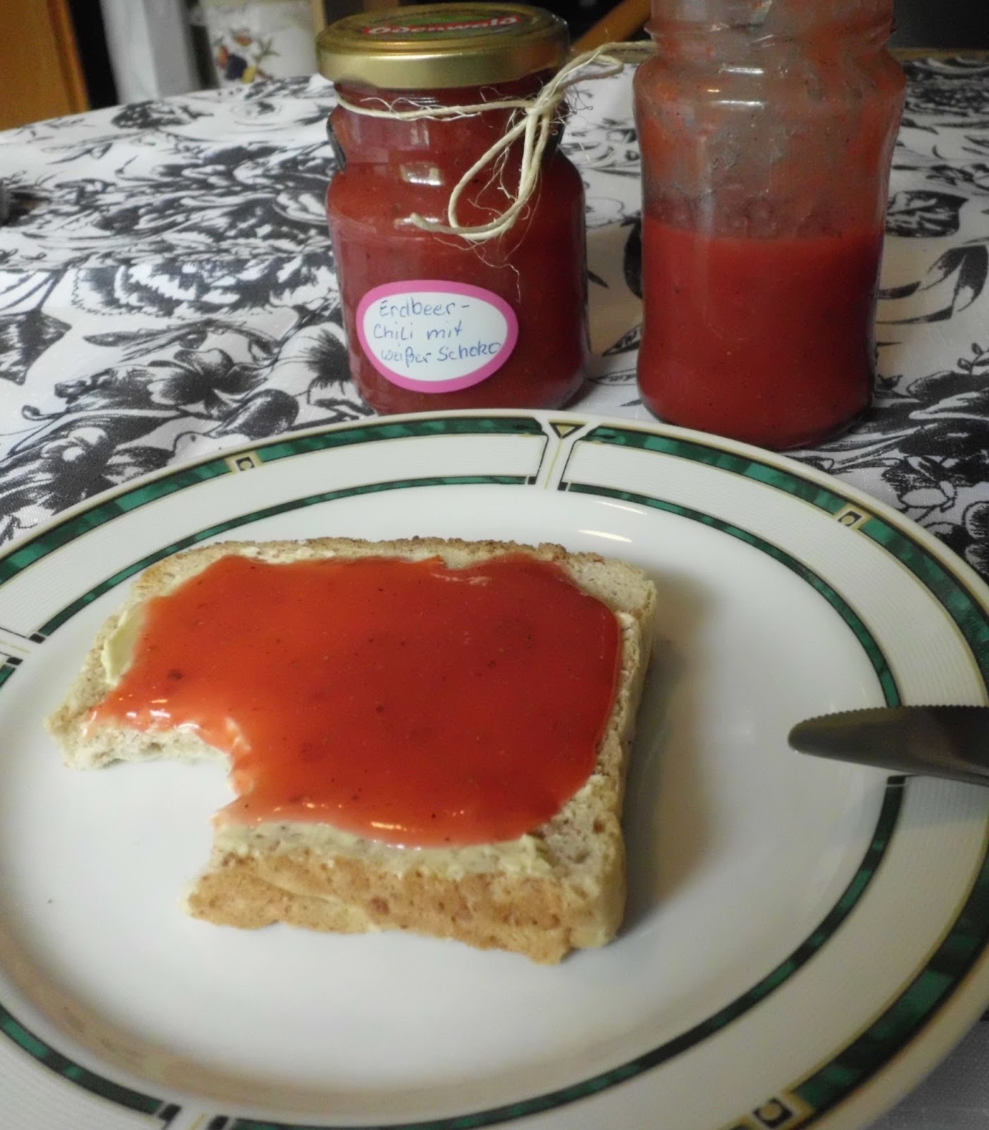 Connys eigene Welt: Erdbeer- Chili Marmelade mit weißer Schokolade