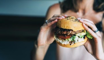 Comer carnes processadas aumenta risco de câncer de mama em uma mulher, alerta estudo de Harvard