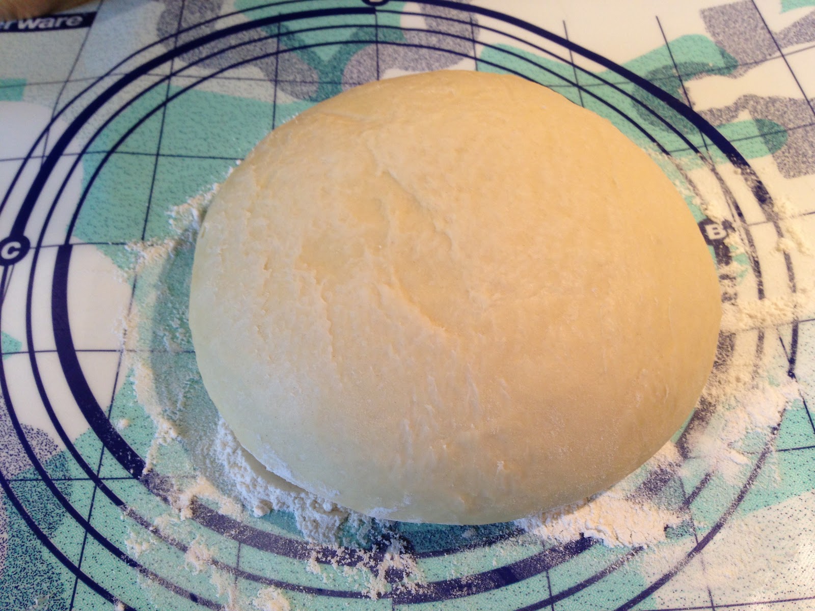 olles *Himmelsglitzerdings*: süße Hefeblume mit Mohn-Marzipanfüllung