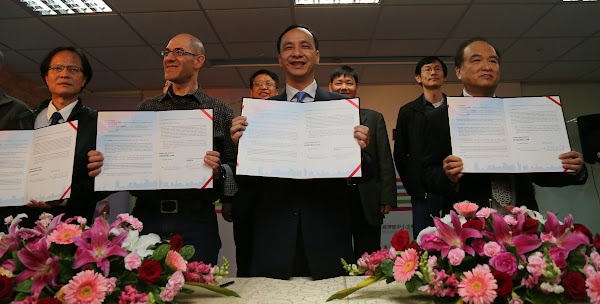 新北市長朱立倫(右2)與Founders Space加速器創辦人Steven Hoffman(左2)、經濟部中小企業處長葉雲龍(左1)及交通大學研發長張冀(右1)在新北創力坊簽署加速器合作夥伴。